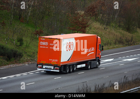 Un carrello che viaggia lungo l'autostrada M20 nel Kent, Inghilterra Foto Stock