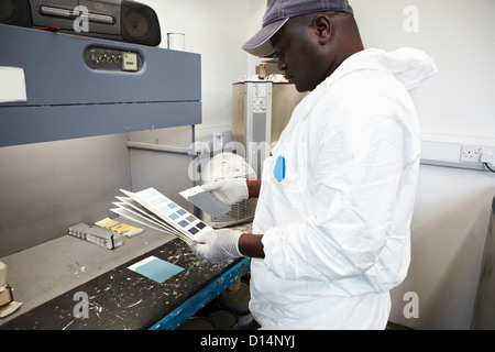 Lavoratore in tinta con la carrozzeria per campioni Foto Stock