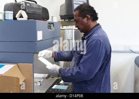 Lavoratore in tinta con la carrozzeria per campioni Foto Stock