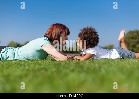 Donna anziana giocando con il nipote Foto Stock