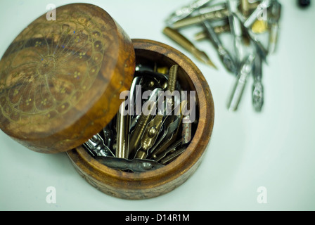 I pennini usati in calligrafia a West Dean College vicino a Chichester, West Sussex, Regno Unito Foto Stock