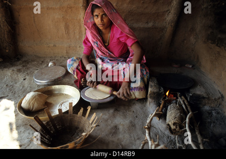 India Madhya Pradesh Kasrawad, donna preparare pane indiano chapathi in cucina in un villaggio Foto Stock