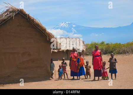 Maasai famiglia vicino a un fango caldo in un villaggio Masai ai piedi del Monte Kilimanjaro in Tanzania;East Africa;l'Africa Foto Stock