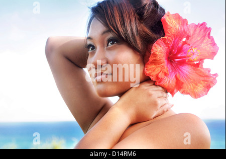 Hawaii, Oahu, bellissimo colpo di testa di una giovane ragazza con un ibisco nel suo orecchio. Foto Stock