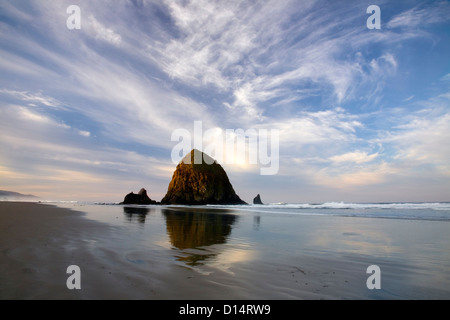 AA00389-00....OREGON - Sunrise a Cannon Beach con Haystack Rock presso gli oceani edge. Foto Stock