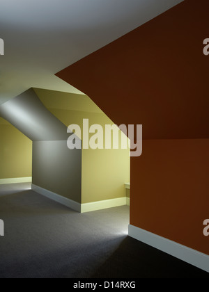 Pareti angolate e abbaini a soffitto Foto Stock