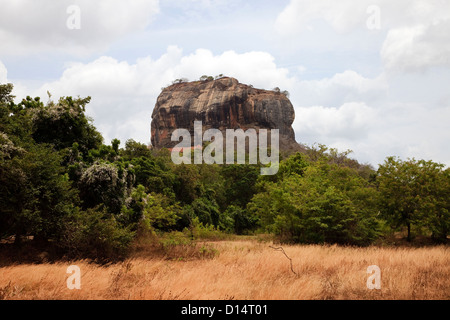 V secolo la fortezza di Roccia di Sigiriya, Sri Lanka. Riscoperto dai principali Forbes dell'esercito indiano nel 1831 durante le esplorazioni Foto Stock