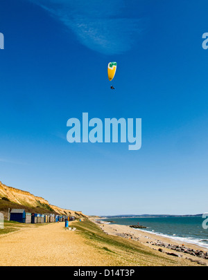 Parapendio sopra le scogliere a Barton on Sea Hampshire REGNO UNITO Foto Stock