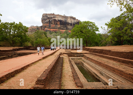 V secolo la fortezza di Roccia di Sigiriya, Sri Lanka. Riscoperto dai principali Forbes dell'esercito indiano nel 1831 durante le esplorazioni Foto Stock