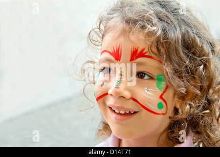 Una chiusura di un bagno turco bambina il volto dipinto di una farfalla in telecamera, durante un festival a Istanbul. Foto Stock