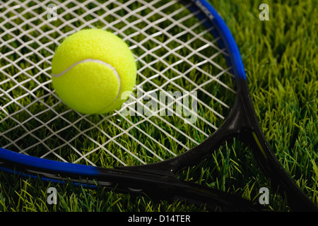 USA, Illinois, Metamora, Tennis ball and tennis racket on grass Foto Stock