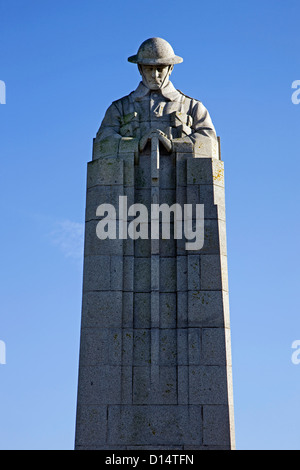 La Prima Guerra Mondiale Saint Julien Memorial, il meditabondo soldato, Canadian Forces Memorial a Saint-Julien / Sint-Juliaan, Belgio Foto Stock