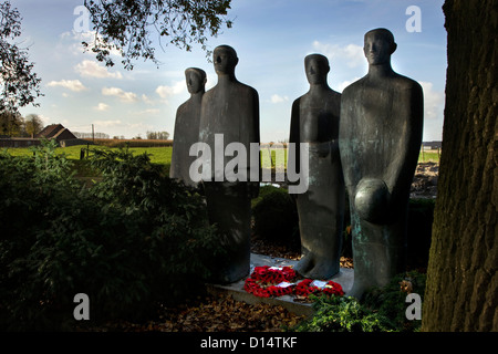 WW1 gruppo scultoreo Trauernde Soldaten a Langemark tedesco la seconda guerra mondiale un cimitero Alter Friedhof, Fiandre Occidentali, Belgio Foto Stock