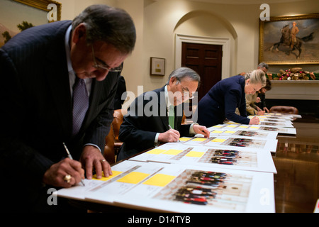 Membri del gabinetto firmare copie della Gazzetta Mobile foto nella sala Roosevelt della Casa Bianca Novembre 28, 2012 a Washington, DC. Nella foto, da sinistra, sono: il Segretario della Difesa Leon Panetta; Segretario di energia Steven Chu; il Segretario di Stato Hillary Rodham Clinton; Segretario del lavoro Hilda Solis; e Consiglio dei consulenti economici sedia Alan Krueger. Foto Stock