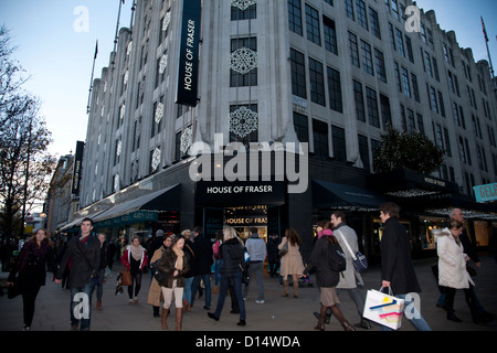 Shopping di Natale, ingresso a John Lewis, Oxford Street, London, England, Regno Unito, Europa Foto Stock