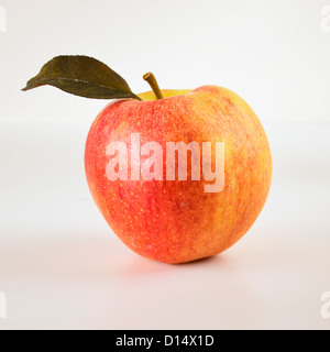 Apple su sfondo bianco Foto Stock