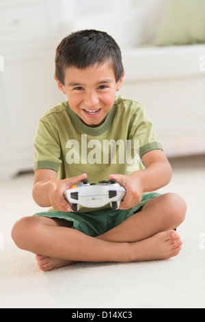 Stati Uniti d'America, New Jersey, Jersey City, ragazzo (6-7) la riproduzione del video gioco Foto Stock