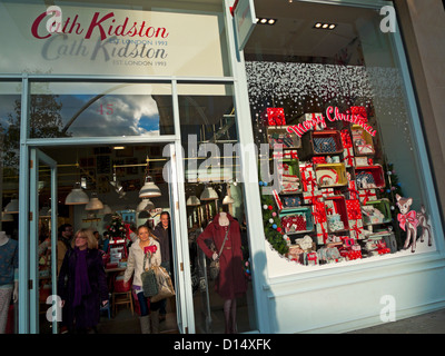 Cath Kidston segno negozio finestra con i regali di Natale e i clienti a St Davids 2 shopping centre Cardiff Wales UK Foto Stock