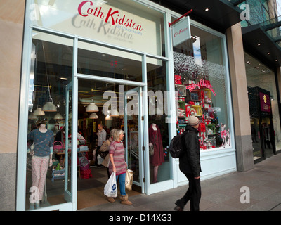 Vista esterna degli amanti dello shopping lasciando il negozio Cath Kidston al centro commerciale St Davids 2, periodo di Natale Cardiff Wales UK KATHY DEWITT Foto Stock