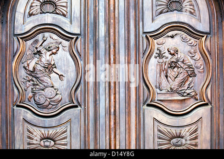 Incisioni sulla porta della Cattedrale di Malaga Spagna Foto Stock