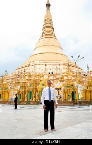 Il Presidente Usa Barack Obama sta a piedi nudi di fronte alla Shwedagon pagoda Novembre 19, 2012 a Rangoon, Birmania. Tutti i visitatori devono togliere le scarpe e le calze mentre giravamo la pagoda. Foto Stock