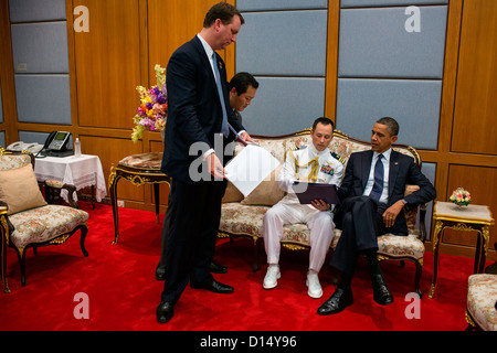 Il Presidente Usa Barack Obama è informato dal direttore di viaggio Marvin Nicholson, piombo anticipo Mike spazzola, e militari di Aide LCDR Scott Phy all ospedale Siriraj nel novembre 18, 2012 a Bangkok, in Thailandia. Foto Stock