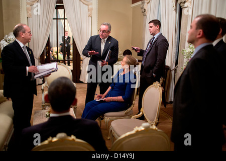 Il Presidente Usa Barack Obama si prepara per una conferenza stampa presso la Casa del Governo Novembre 18, 2012 a Bangkok, in Thailandia. Nella foto, da sinistra, sono: Danny Russel, Direttore per gli affari asiatici; Kurt Campbell, Assistente del Segretario di Stato per l'Asia orientale e del Pacifico; affari il Segretario di Stato Hillary Rodham Clinton: Direttore della Comunicazione Dan Pfeiffer; e Ben Rhodes, Vice National Security Advisor per comunicazioni strategiche. Foto Stock