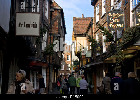 Il caos di York, una stretta via medievale di metà-edifici con travi di legno Foto Stock