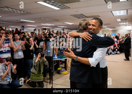 Il Presidente Usa Barack Obama abbraccia il suo campaign manager Jim Messina durante un arresto senza preavviso presso la sede centrale della campagna Novembre 7, 2012 in Chicago, IL. Foto Stock