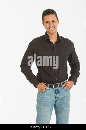 Ritratto in studio di uomo sorridente Foto Stock