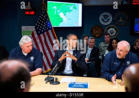 Il Presidente Usa Barack Obama riceve un aggiornamento sulla risposta in corso a uragano Sandy presso la risposta nazionale Centro di Coordinamento presso la sede centrale FEMA Ottobre 28, 2012 a Washington, DC. Seduto con il Presidente sono FEMA amministratore aggiunto Richard Serino, sinistra e FEMA Amministratore Craig Fugate. Foto Stock