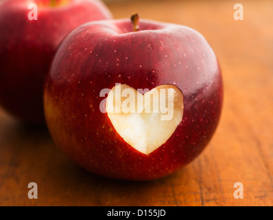 Close up di apple con morso mancante in forma di cuore, studio shot Foto Stock