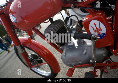 La Maserati badge su una moto d'epoca. Foto Stock