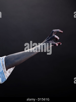 Contrasto elevato mano zombie, extreme body-art, studio shot Foto Stock
