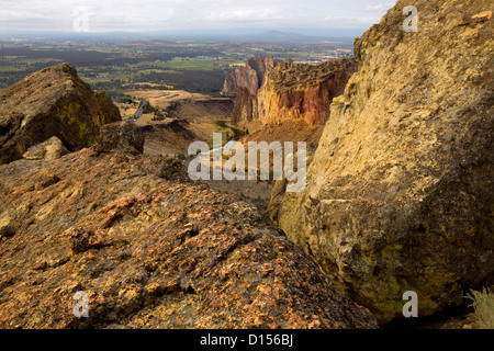 O00469-00.....OREGON - Vista delle guglie rocciose e il tortuoso fiume in Smith Rocks Parco dello stato dalla Birmania Trail Strada. Foto Stock