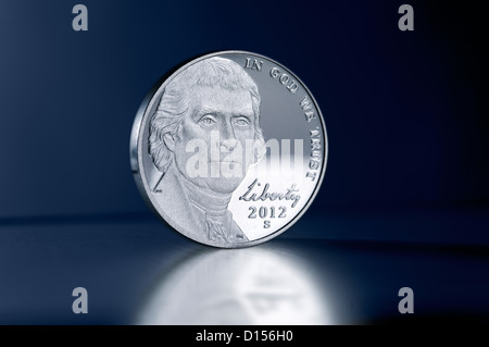Montante noi nichel moneta contro sfondo blu Foto Stock