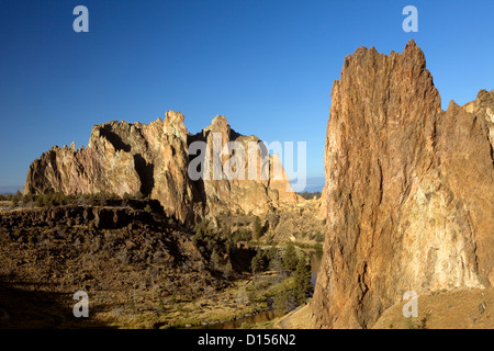 O00477-00.....OREGON - guglie rocciose pareti lungo il tortuoso fiume di Smith Rocks Parco statale, una popolare rock climbing area. Foto Stock