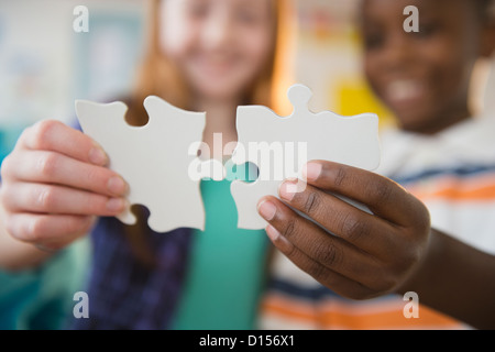 Stati Uniti d'America, New Jersey, Jersey City, Close up di bambini (8-9) mani pezzi di puzzle Foto Stock