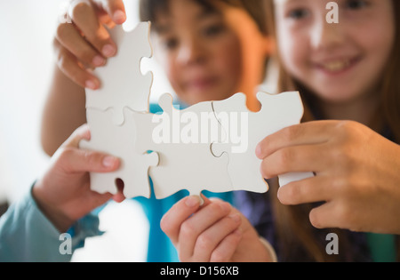 Stati Uniti d'America, New Jersey, Jersey City, Close up di bambini (8-9) mani pezzi di puzzle Foto Stock