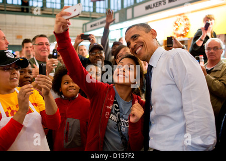 Il Presidente Usa Barack Obama ha la sua foto scattata con un patrono durante la campagna elettorale al lato ovest mercato Ottobre 5, 2012 in Cleveland, Ohio. Foto Stock