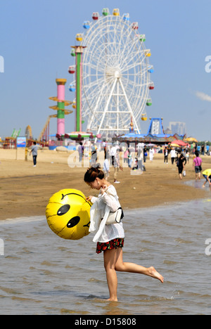 Frequentatori di spiaggia nel parco di divertimenti a Jinshan City Beach, Jinshan District, Shanghai in Cina Foto Stock