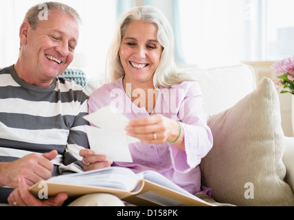 Stati Uniti d'America, New Jersey, Jersey City, ritratto della coppia di anziani a guardare le foto Foto Stock
