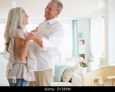 Stati Uniti d'America, New Jersey, Jersey City, la coppia danzante in salotto Foto Stock