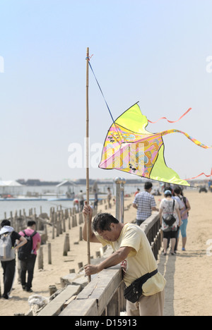 Frequentatori di spiaggia nel parco di divertimenti a Jinshan City Beach, Jinshan District, Shanghai in Cina Foto Stock