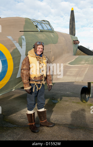 Sorridente Guerra Mondiale due pilota RAF in piedi accanto a un uragano degli aerei da caccia. Foto Stock