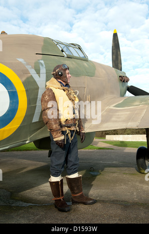 Durante la Seconda Guerra Mondiale pilota RAF in piedi accanto al suo uragano degli aerei da caccia. Foto Stock