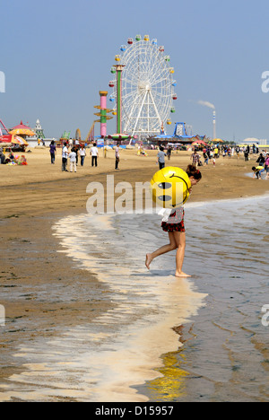 Frequentatori di spiaggia nel parco di divertimenti a Jinshan City Beach, Jinshan District, Shanghai in Cina Foto Stock