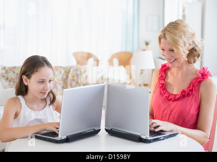 Stati Uniti d'America, New Jersey, Jersey City, madre e figlia (8-9 anni) utilizzando computer portatili Foto Stock