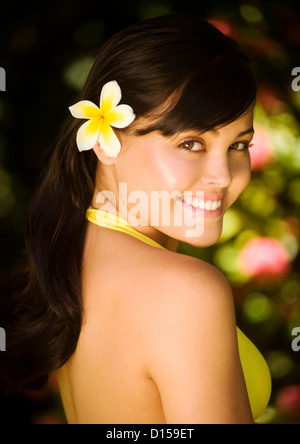 Hawaii, Oahu, bellissimo colpo di testa di una giovane ragazza con una Plumeria nel suo orecchio. Foto Stock