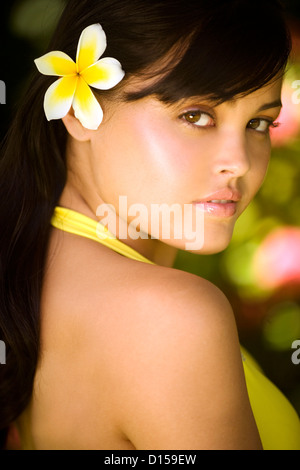 Hawaii, Oahu, bellissimo colpo di testa di una giovane ragazza con una Plumeria nel suo orecchio. Foto Stock